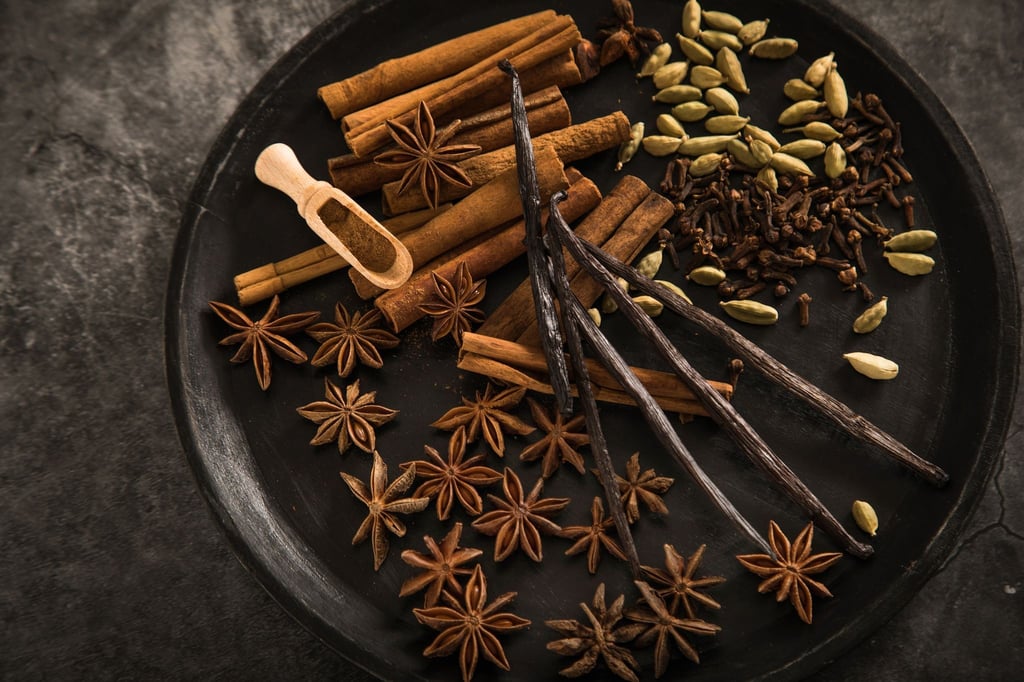 Zimt, Sternanis, Kardamom: Werden die weihnachtlichen Gewürze erst kurz vor der Nutzung zerstoßen, entfalten sie den Großteil ihrer aromatischen Wirkung ganz frisch.