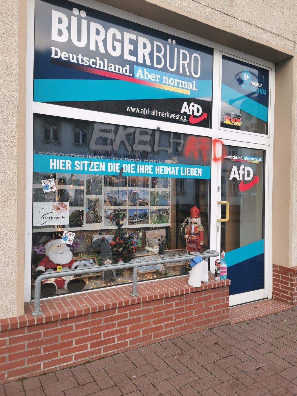 "Ekelhafd" steht auf dem Schaufenster des AfD-Büros in Gardelegen.