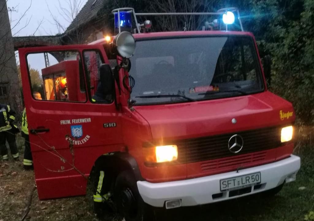 Die Etgerslebener Kameraden rückten mit ihrem Tragkraftspritzenfahrzeug zur Brandbekämpfung im Ort aus.