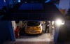 Ein Teilnehmer einer Projektstudie der Netze BW lädt in seiner Garage ein E-Auto.