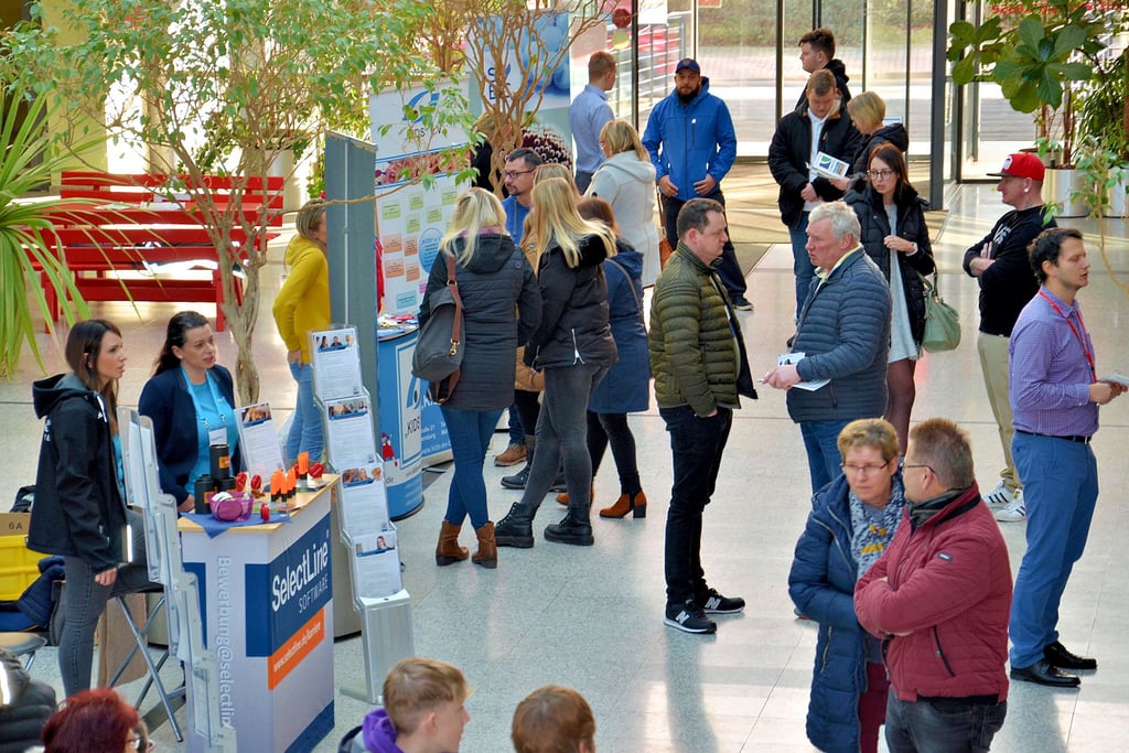In diesem Jahr wurde zum Saal im Staßfurter Sparkassenschiff auch das Foyer mit Ständen von Betrieben und Einrichtungen bestückt. Die Rückkehrermesse ist nunmehr auch Karrieremesse.
