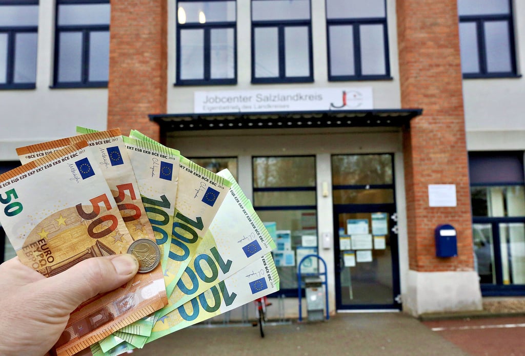 Ab 1. Januar gibt es monatlich 502 Euro Bürgergeld vom Jobcenter.