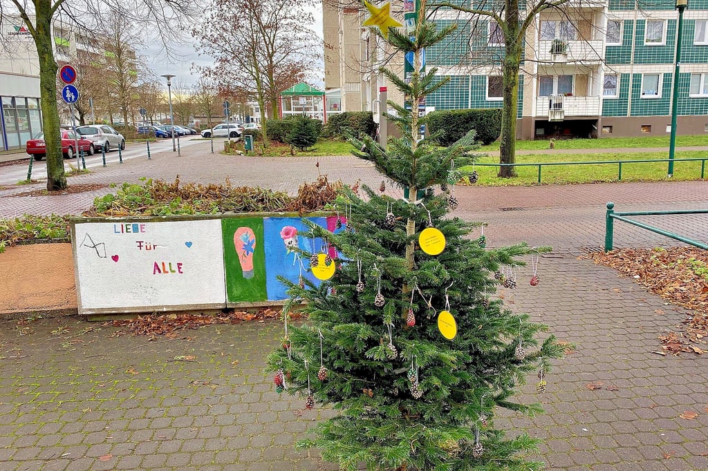 Einer der Tannenbäume in Magdeburg-Olvenstedt wurde von Kitas mit gebasteltem Schmuck und gelben Anhängern mit Weihnachtsgrüßen und Wünschen gescmückt.