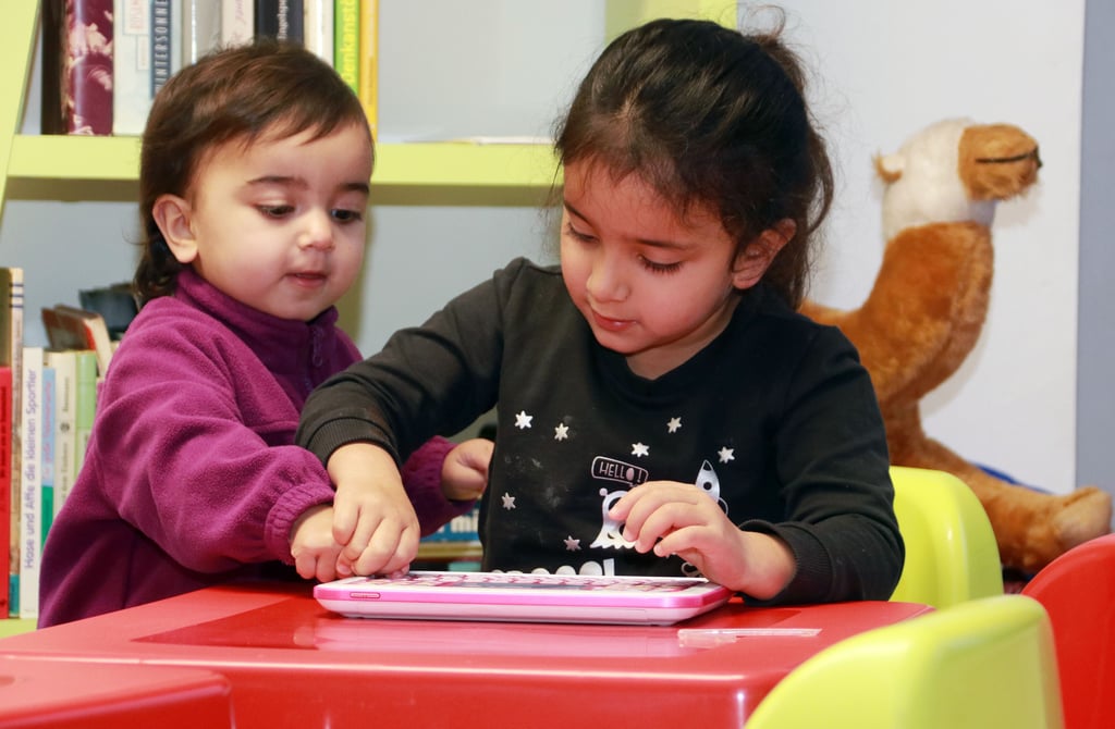 Die einst aus Kabul geflohenen Geschwister Asma (l.) und Maleka Fasli haben vor Jahren in Tangerhütte ihr neues Zuhause gefunden.