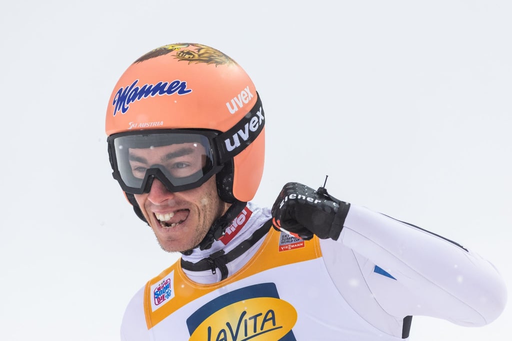 Der Österreicher Stefan Kraft jubelt in der Auslaufzone der Hochfirstschanze.