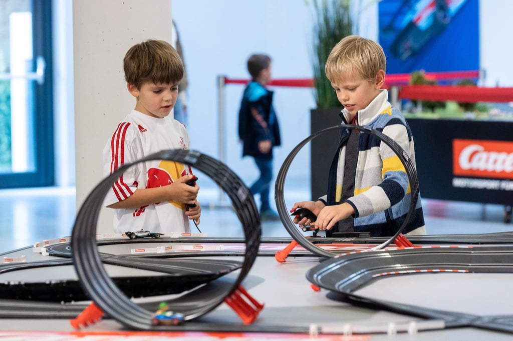 Früh am Drücker: Für kleinere Kinder gibt es spezielle Bahnen - Anhaltspunkte können auch Altersempfehlungen der Hersteller geben.