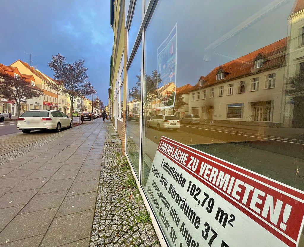 Dunkle Wolken ziehen auf. In der Salzer Straße und auch im Salztor in Schönebeck stehen etliche Läden leer. Sie könnten mit Kunst und Kultur besetzt werden.