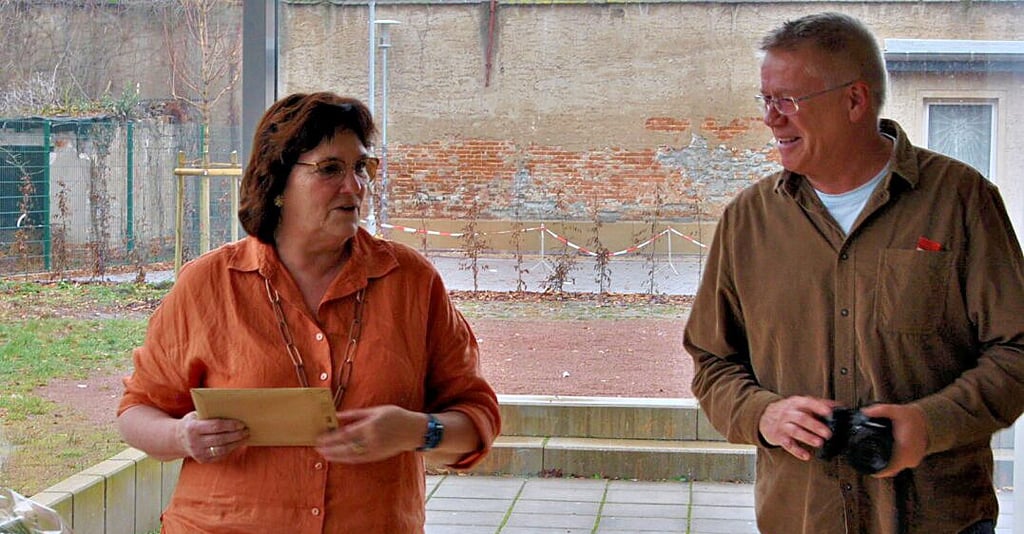 Petra Kaminsky wird hier von Klaus Pfesdorf in den verdienten Ruhestand verabschiedet.