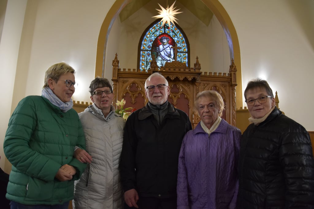 Die Kirchenführer bringen Besuchern die Holzkirche in Elend nahe - von links: Thea König, Britta Kovacs, Erich Garthe, Lina Hahn und Birgit Zilling. Nicht im Bild: Anett Hennig