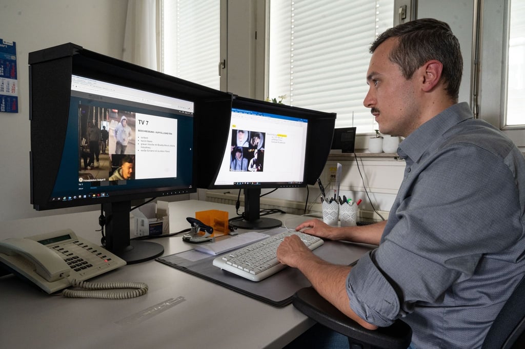 Ein Super-Recogniser betrachtet auf zwei Monitoren Fahndungsbilder.