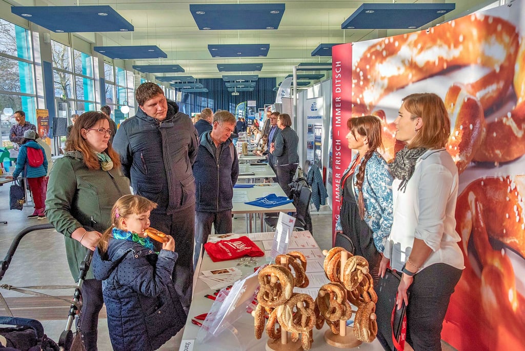 Bettina Schlenz (l.) ist mit ihrer Familie nach Dessau zurückgezogen. Nun sucht ihr Partner Nico Lungershausen eine neue Arbeitsstelle in seiner neuen Heimat. Informiert hat er sich auch bei Brezelbäcker Ditsch.
