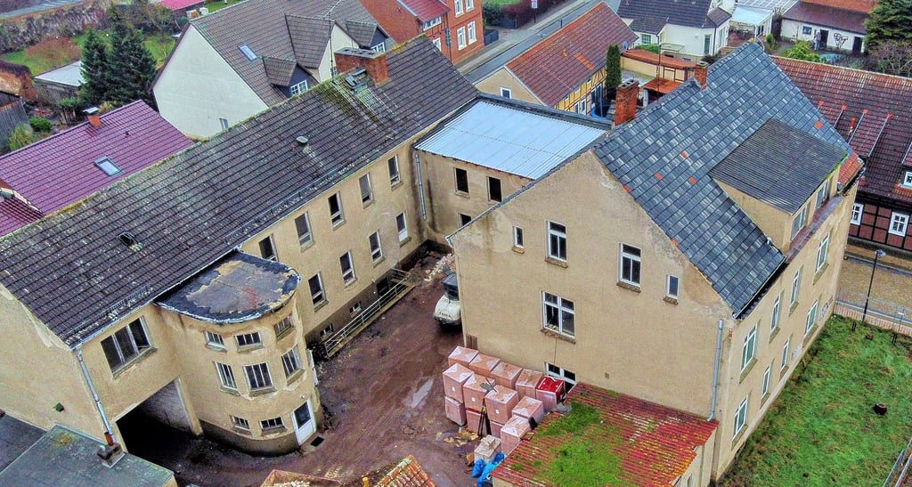 Blick über die Hofseite der früheren Poliklinik in Osterburg.