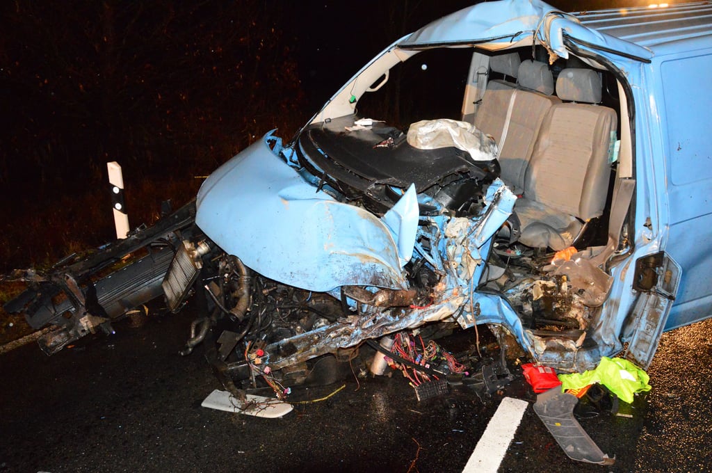Der eingeklemmte Fahrer des Transporters wurde von der Feuerwehr aus dem Wrack befreit.