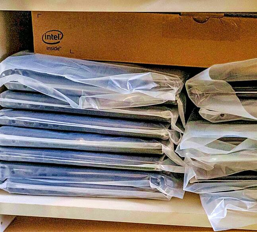 Eine Laptop-Lieferung: Auch Schulen im Landkreis Wittenberg profitieren vom Digital-Pakt-Förderprogramm
