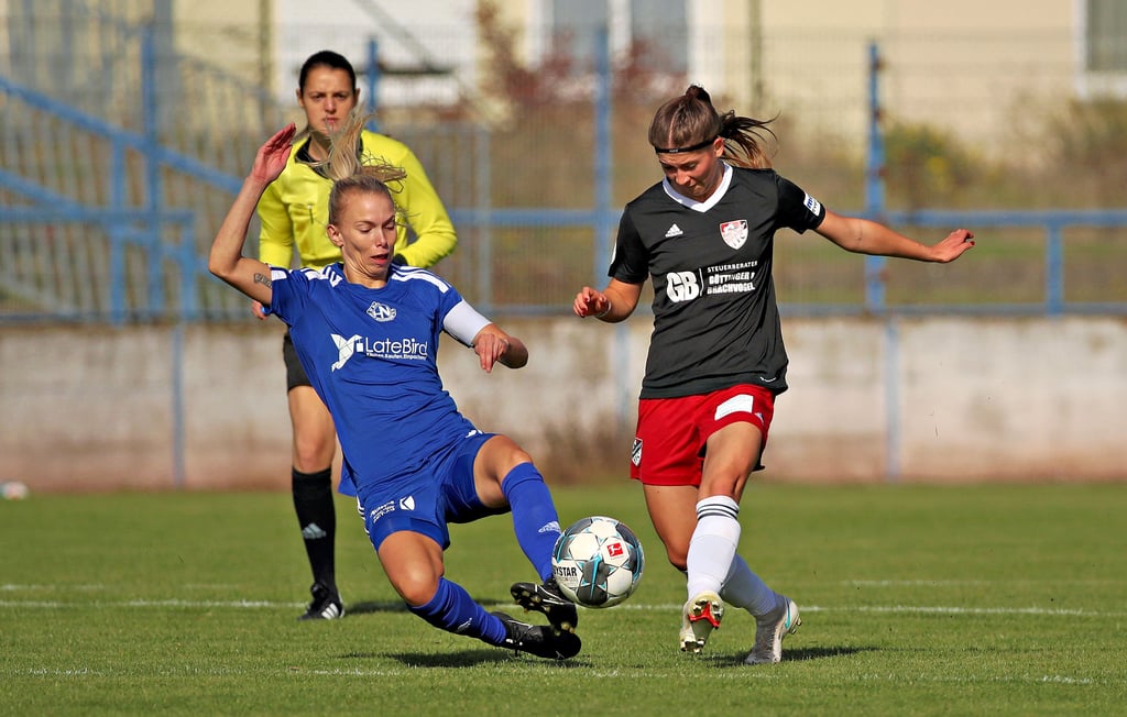 Wie Sarah Kollek vom SV Blau-Weiß Hohen Neuendorf (l.) hatten viele Gegenspielerinnen in der Hinrunde das Nachsehen gegen Neele Abraham. Mit neun Treffern ist die 18-jährige Angreiferin die beste Torschützin des Magdeburger FFC und zugleich ein großer Faktor für die erfolgreiche Serie des MFFC.