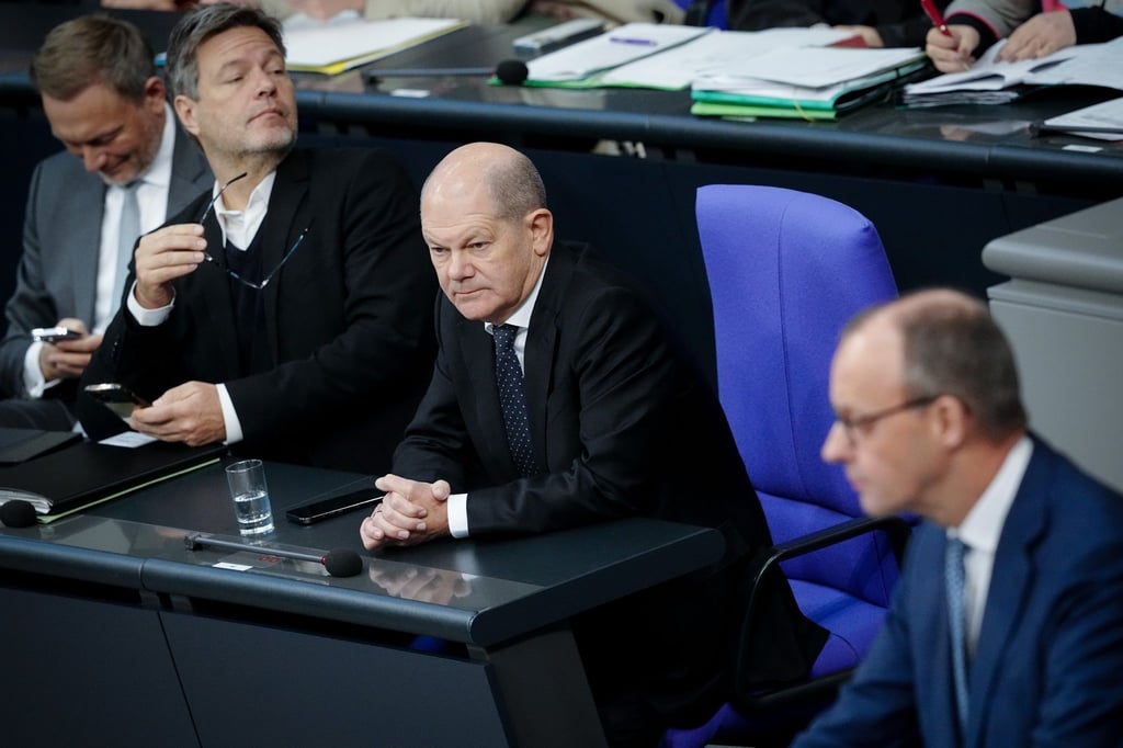 CDU-Chef Friedrich Merz spricht im Bundestag, im Hintergrund (v.r.): Bundeskanzler Olaf Scholz (SPD), Bundeswirtschaftsminister Robert Habeck (Grüne) und Bundesfinanzminister Christian Lindner (FDP).