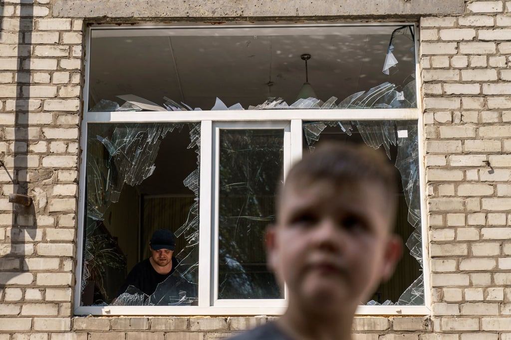Ein zerbrochenes Fenster nach einem russischen Raketenangriff in Kramatorsk.