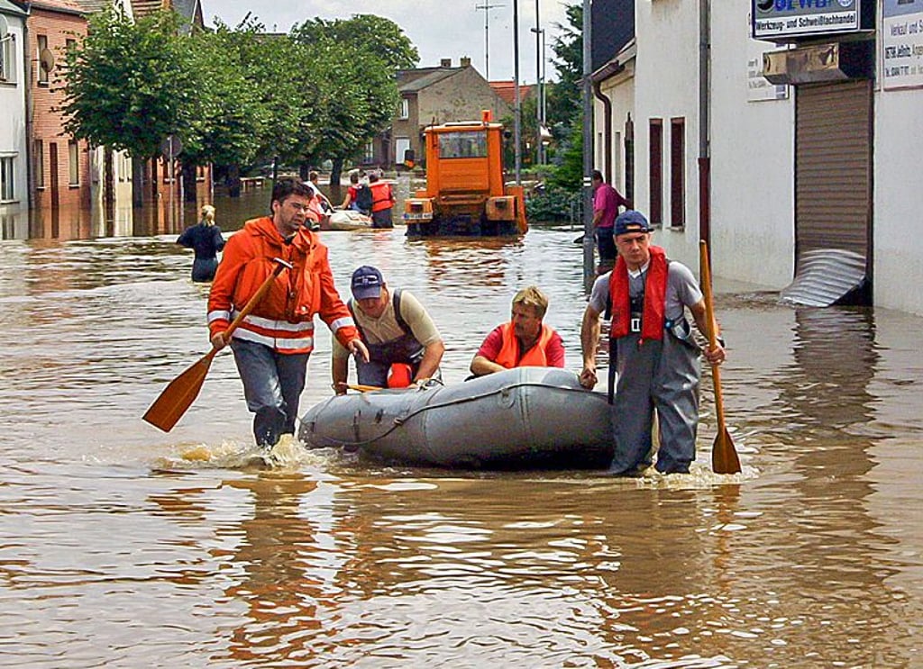 Auch per Boot wurden die Menschen aus den gefluteten Häuser gerettet – wie hier in Jeßnitz.