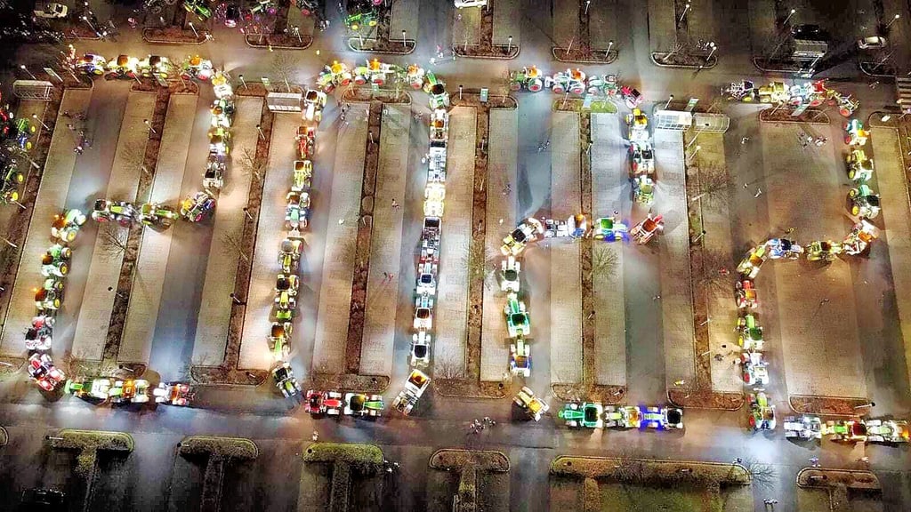 Bei der Lichterfahrt in Magdeburg zu Beginn des Jahres haben sich die Traktoren zu einer 2022 formiert.