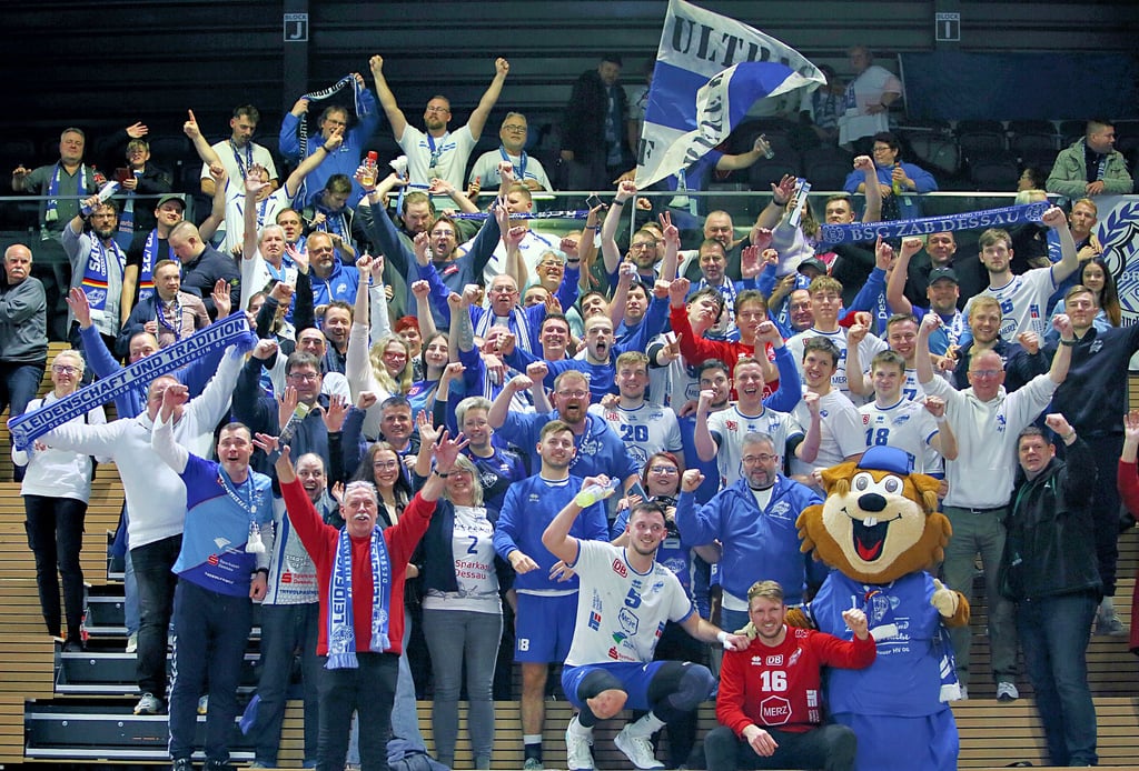 Jubelbad für die Spieler inmitten der Fans: Der DRHV hat in Dresden gewonnen.