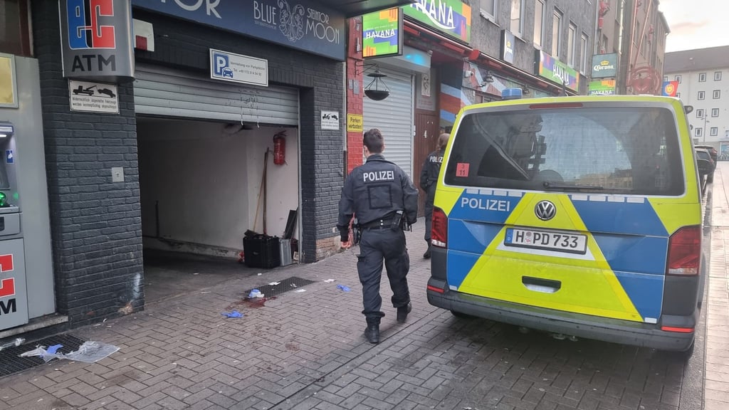 Polizei steht vor dem Tatort in der Scholvinstraße im Steintorviertel.