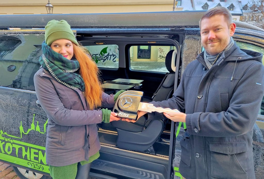 Streetworkerin Nadine Anhalt erhält den Schlüssel für den Kleinbus von Transporter-Verkäufer Tim Haberland.