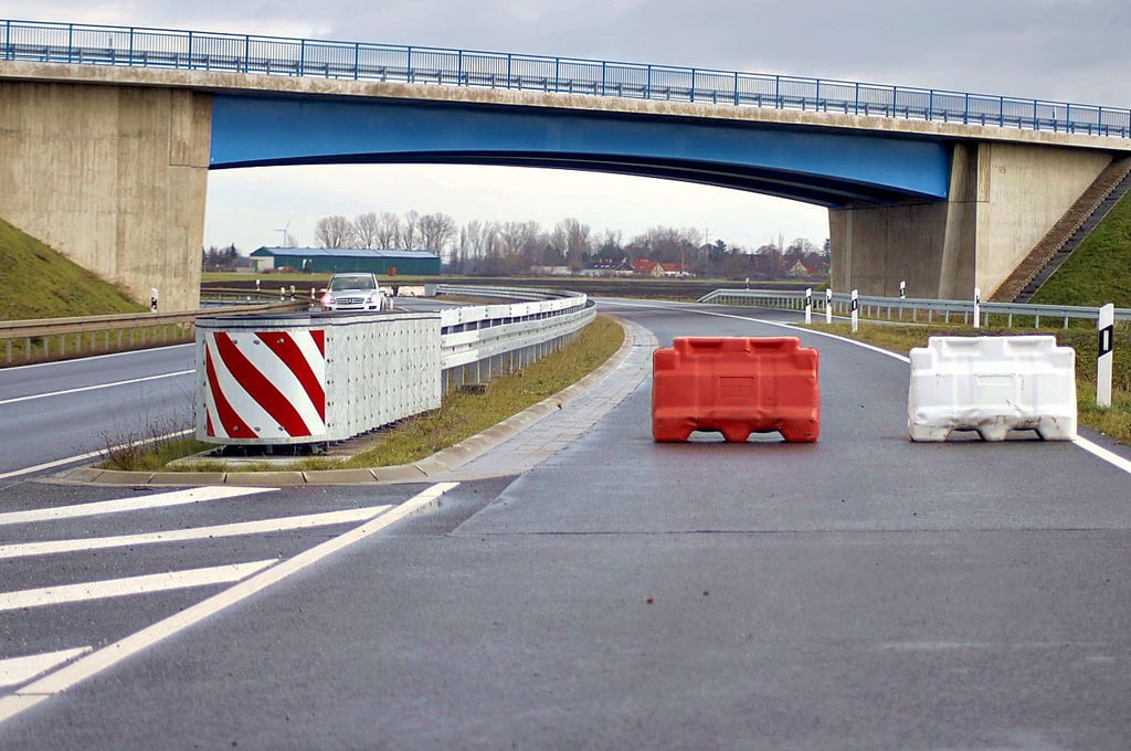Die Bundesstraße 71n endet aktuell zwischen Wedringen und Vahldorf (im Hinterund) und soll künftig bis zur noch zu bauenden Autobahn 14 bei Jersleben führen.