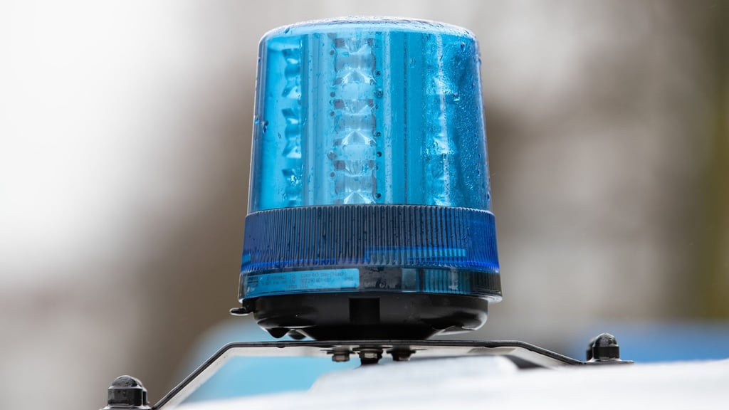 Das Blaulicht auf dem Dach eines Einsatzwagens der Polizei.