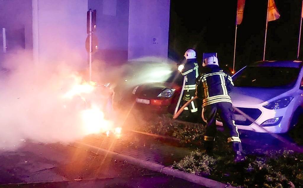 In der Sebald-Waldstein-Straße brannte am Dienstagabend ein Rollcontainer für Papier und Papper, der in der Nähe von geparkten Autos stand. Das ist eine neue Qualität und eine neue Gefahr in der Brandserie in Zeitz-Ost. Die Feuerwehr konnte ein Übergreifen der Flammen verhindern.