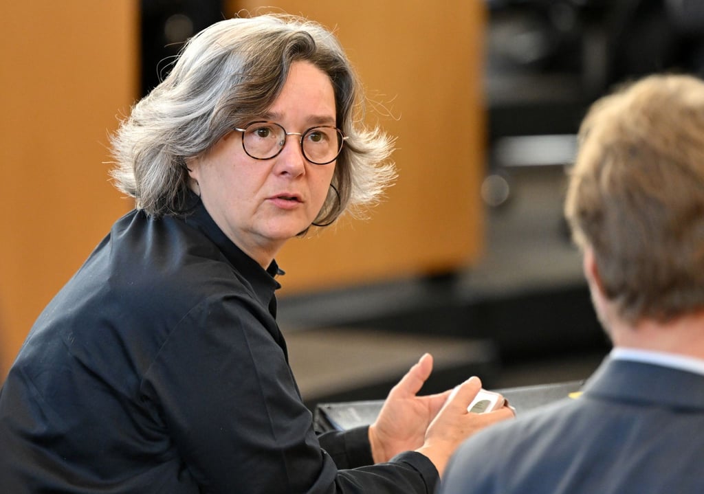 Heike Werner (Die Linke), Gesundheitsministerin von Thüringen, sitzt im Plenarsaal des Landtags.