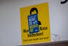 Ein Aufkleber mit der Aufschrift „Nehmt die Masken ab!“ klebt über einem Schild, das zum Tragen einer Mund-Nasen-Maske auffordert. Die Mehrheit der Deutschen ist einer neuen Umfrage zufolge weiter für eine Isolationspflicht für Corona-Infizierte.