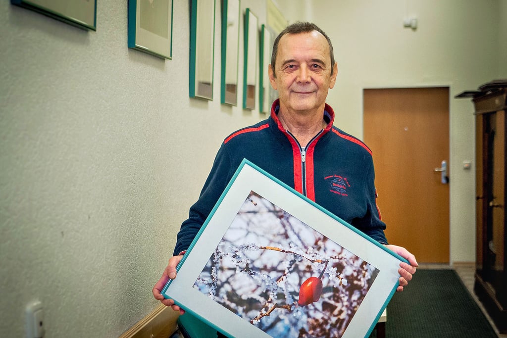 Der Gommeraner Fotograf Jürgen Geyer stellt in wechselnden Ausstellungen Fotoserien im Wartebereich des Meldeamtes aus. Die ersten zehn Bilder, die dort seit kurzem zu sehen sind, behandeln das Thema „Schnee & Eis“.