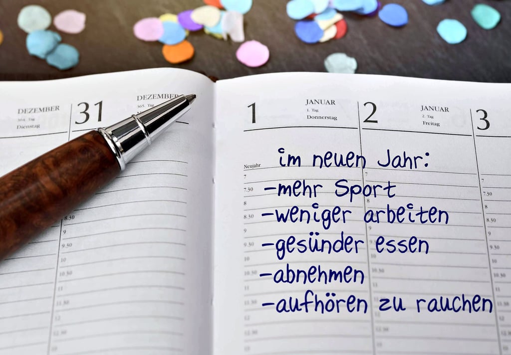 Durchhaltevermögen ist gefragt: Mit dem Kehraus für das Silvesterkonfetti sollte man nicht gleich die eigenen Vorsätze wegfegen.