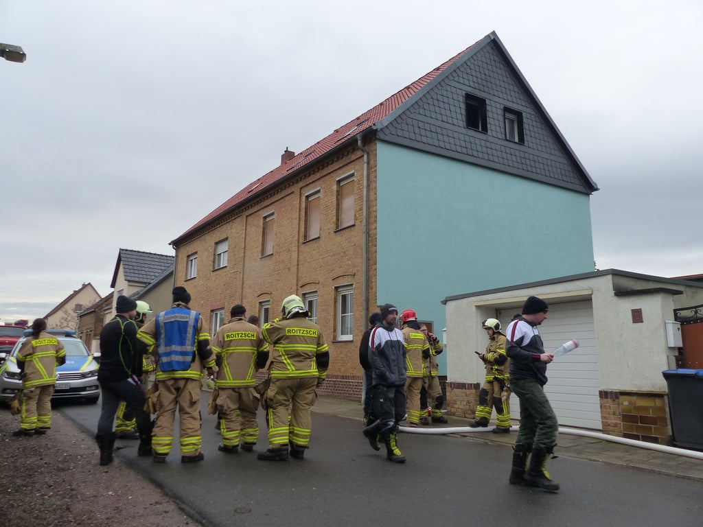 Haus in Roitzsch brennt: 82-Jährige schwer verletzt in Spezialklinik  gebracht