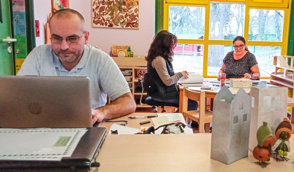 Michael Schubert, Susen Ducke und Irina Palm (v.l.) von der Kita "Selkespatzen" nutzen die Zeit ohne Kinderbetreuung für die Arbeit an Dokumentationen.