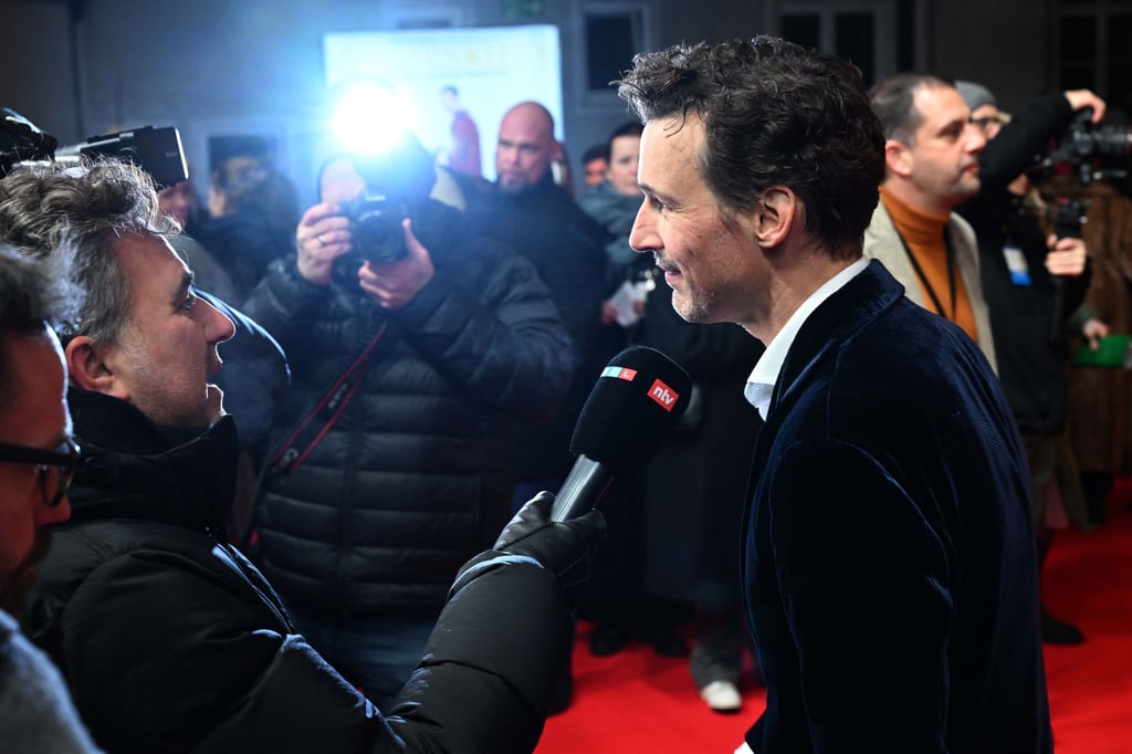 Der Schauspieler Florian David Fitz gibt bei der Premiere des Films "Oskars Kleid" in der Astor Filmlounge im ARRI ein Interview.