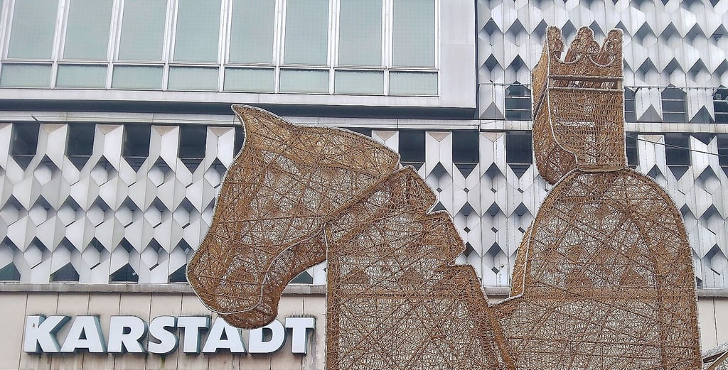Wird das bald 50 Jahre alte frühere Centrum-Warenhaus Magdeburg, das nach der Wende von Karstadt übernommen wurde und inzwischen als „Galeria Magdeburg“ firmiert, gerettet? Und falls nicht: Was wären die Alternativen? In der Stadtpolitik gibt es dazu bereits Gedankenspiele.