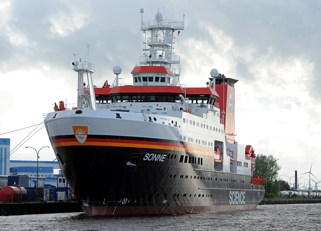 Das Forschungsschiffes FS „Sonne“ im Hafen von Emden.