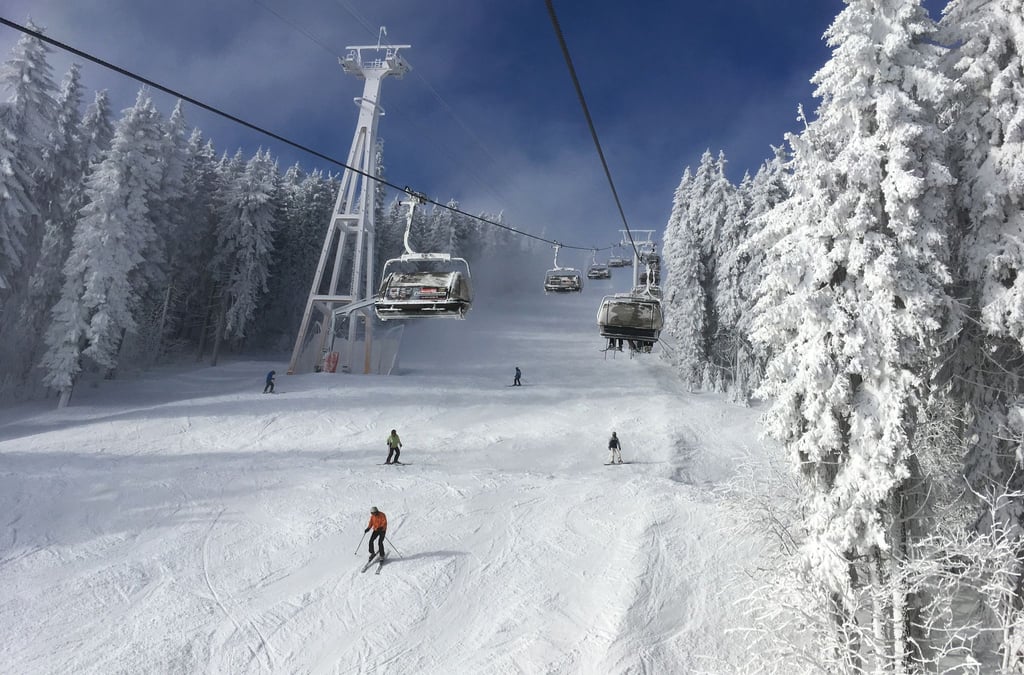Am Fichtelberg in Oberwiesenthal soll ab Freitag der Skibetrieb starten.