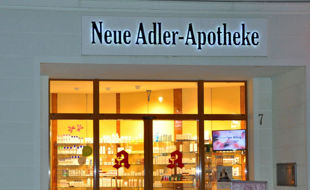 In die Neue Adler-Apotheke in Staßfurt kamen zuletzt auch Menschen aus Magdeburg, erzählt Inhaberin Teuber. Auf der Suche nach Medikamenten, müssen Apotheker und Patienten teils großen Aufwand betreiben.