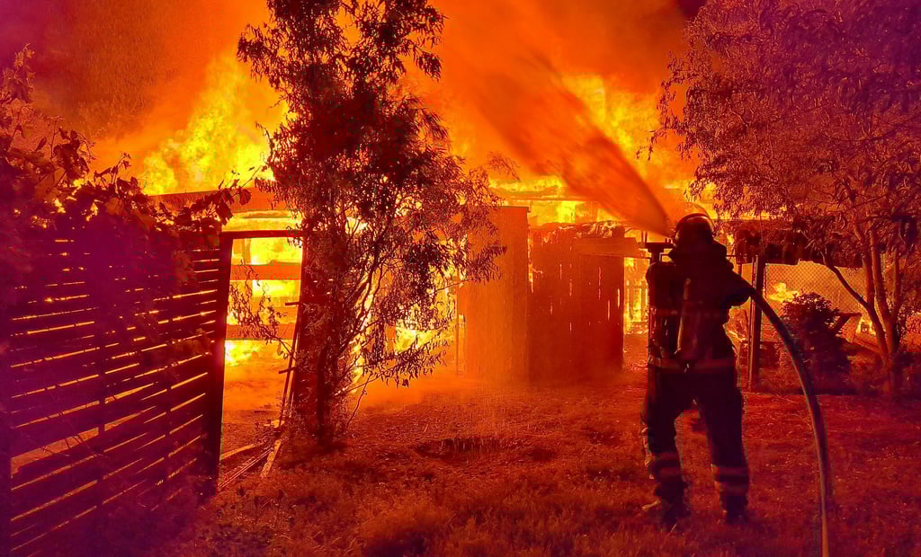 Feuerwehrkräfte der Einheitsgemeinde hatten 2022 gleich mehrere Großeinsätze wie auf dem Bild beim Brand einer Laube in der Nacht vom 10. zum 11. Juni an der Weinbergstraße in Osterburg.