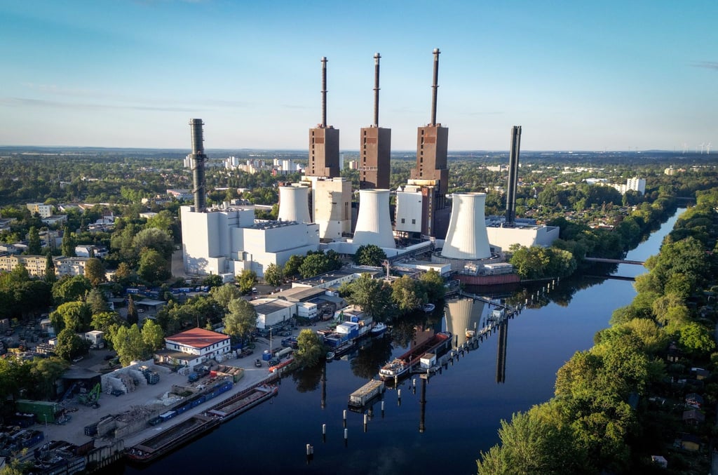 Blick auf das Heizkraftwerk auf Erdgasbasis in Lichterfelde am frühen Morgen