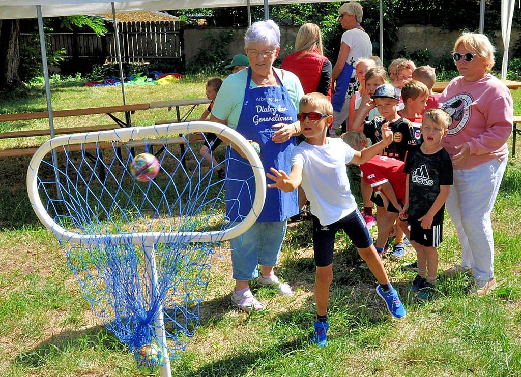 Bei Sportfest der Generatinen kamen Jung und Alt aus Magdeburg-Nordwest im Offenen Treff zusammen.