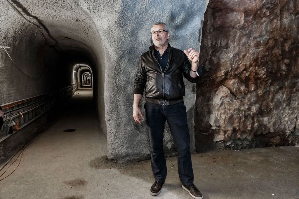 Jörg Andres ist Direktor des Museums Helgoland. Er steht in einem alten Bunkerstollen, der zur Zeit renoviert wird.
