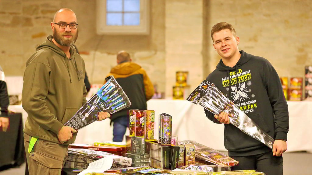 Sebastian Wegner (l.) und sein Mitarbeiter Felix Behrens (r.) beraten die Kunden gern bei der Frage Rakete oder Batterie.