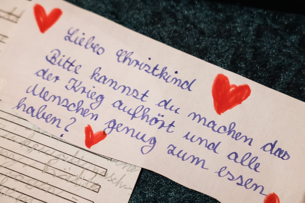 Ein Wunschzettel mit dem Text „ Liebes Christkind, bitte kannst Du machen das der Krieg aufhört und alle Menschen genug zum essen haben?“ hängt in der Christkindpostfiliale der Deutschen Post.
