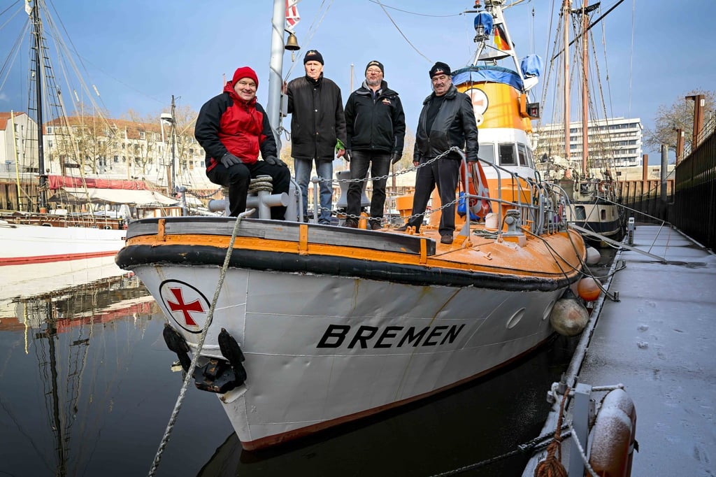 Kai Steffen (l-r), Hans-Jürgen Hauptmann, Manfred Meier und Jürgen Köper stehen auf dem Seenotrettungskreuzer "Bremen“ im Museumshafen in Bremen-Vegesack.