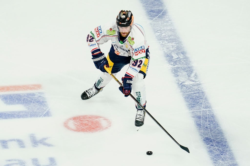 Berlins Marcel Noebels spielt den Puck.