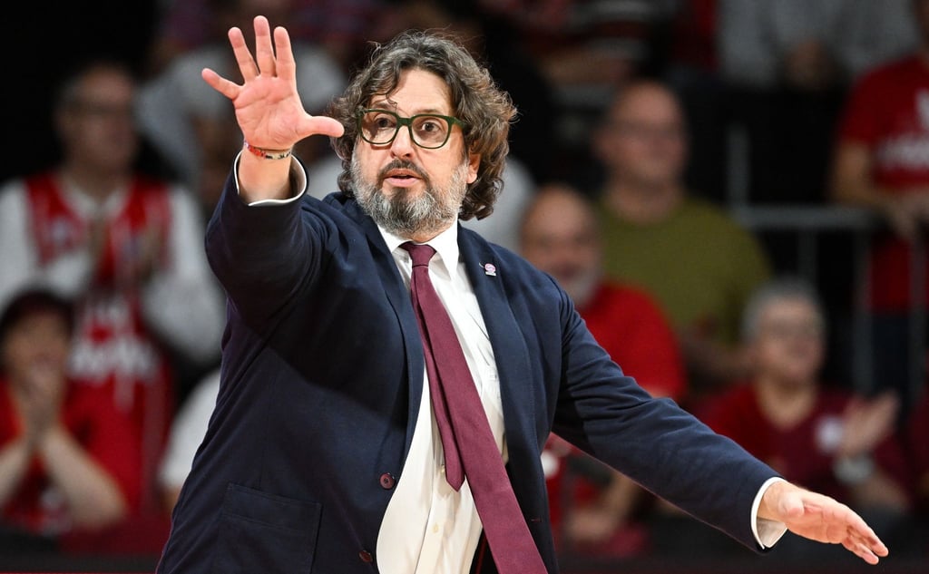 Trainer Andrea Trinchieri von München gestikuliert am Spielfeldrand. Seine Mannschaft konnte die Führung nicht über die Zeit bringen.