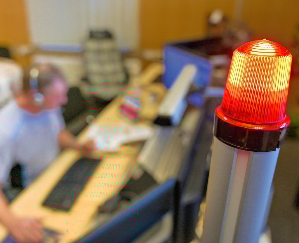 Wenn die Alarmlampe leuchtet, heißt es: Einsatz. Die Rettungsleitstelle in Staßfurt ist längst in die Jahre gekommen, die Technik veraltet. Darum muss trotz geplanter gemeinsamer Leitstelle in Magdeburg weiter investiert werden.
